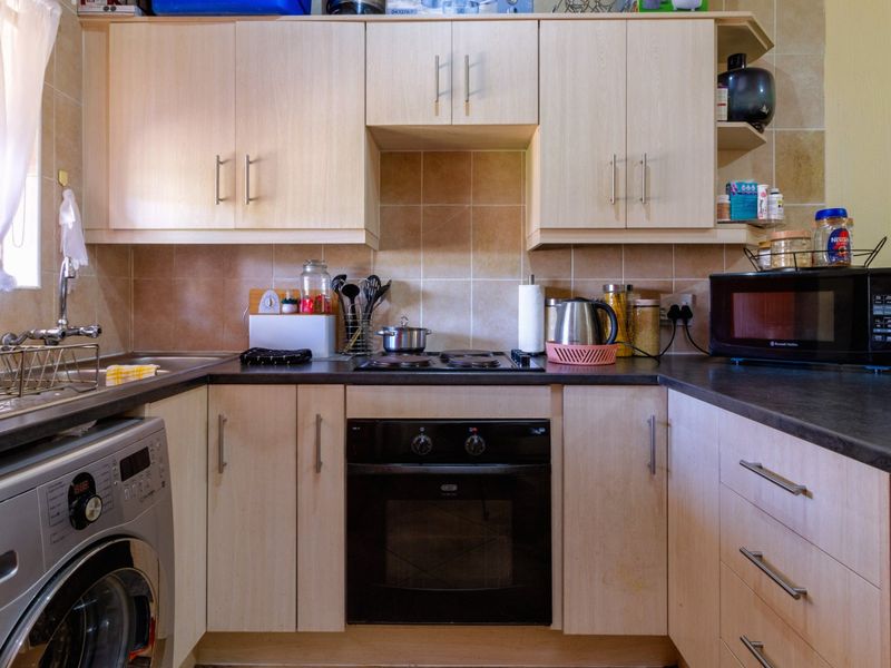 Gorgeous 2 Bedroom Ground Floor Unit in a Small, Secure Complex. - Photo 4