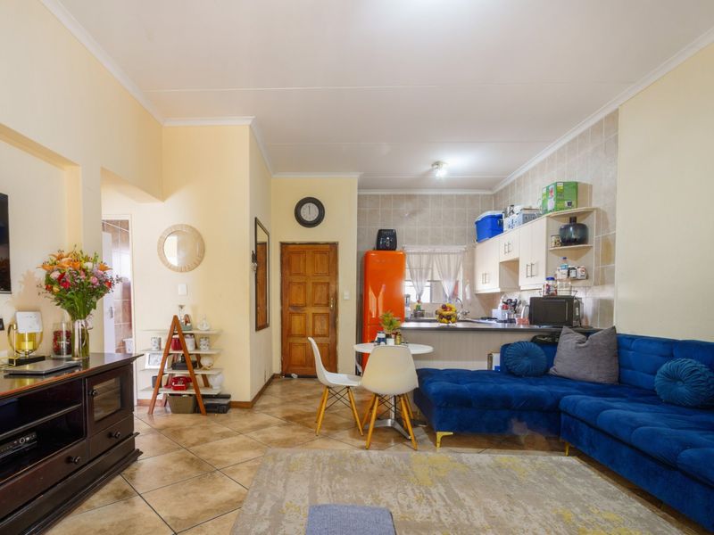 Gorgeous 2 Bedroom Ground Floor Unit in a Small, Secure Complex. - Photo 9