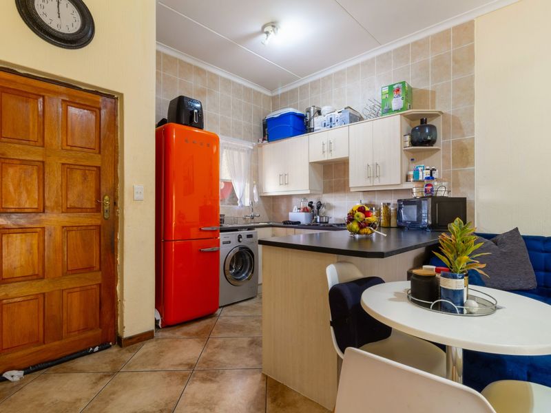 Gorgeous 2 Bedroom Ground Floor Unit in a Small, Secure Complex. - Photo 6