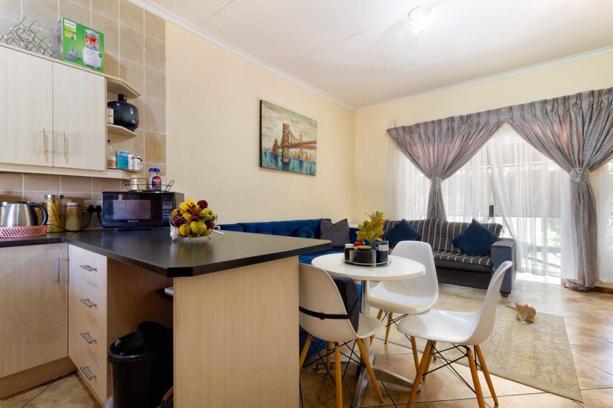 Gorgeous 2 Bedroom Ground Floor Unit in a Small, Secure Complex. - Photo 3