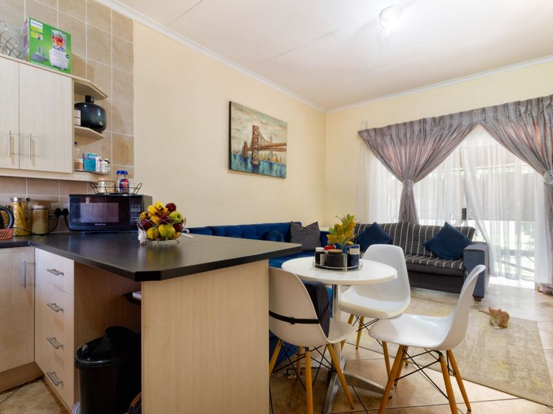 Gorgeous 2 Bedroom Ground Floor Unit in a Small, Secure Complex. - Photo 3