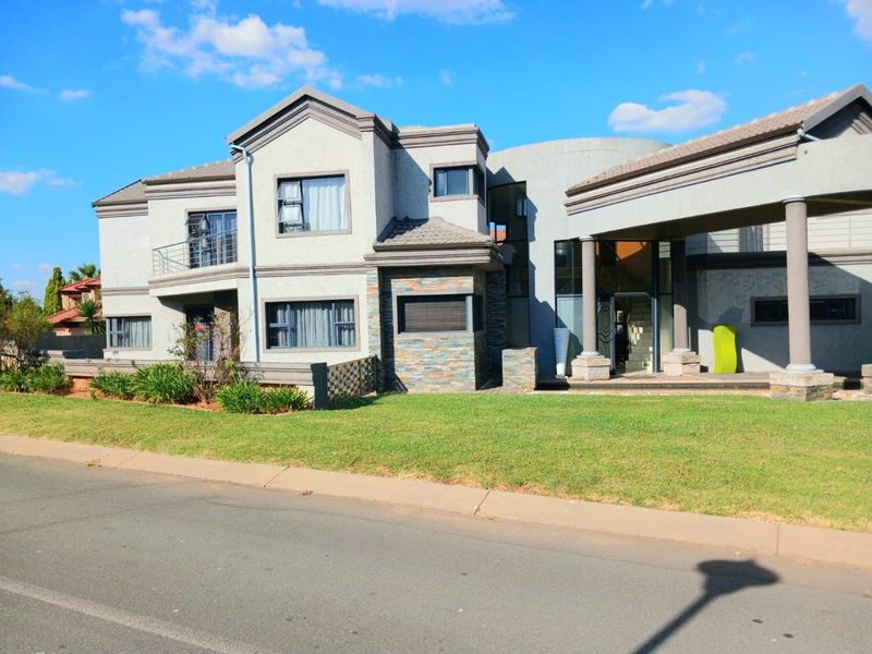 Exquisite 6-Bedroom Luxury Residence  - Photo 3