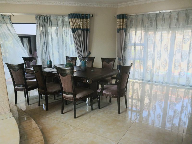 Exquisite 6-Bedroom Luxury Residence  - Photo 10