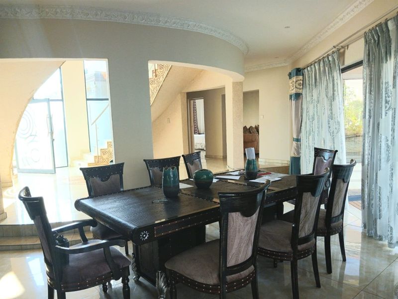 Exquisite 6-Bedroom Luxury Residence  - Photo 8