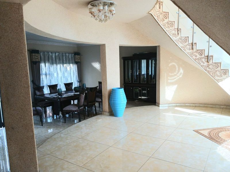 Exquisite 6-Bedroom Luxury Residence  - Photo 7