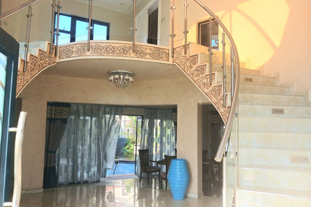 Exquisite 6-Bedroom Luxury Residence  - Photo 5