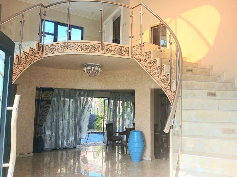 Exquisite 6-Bedroom Luxury Residence  - Photo 5
