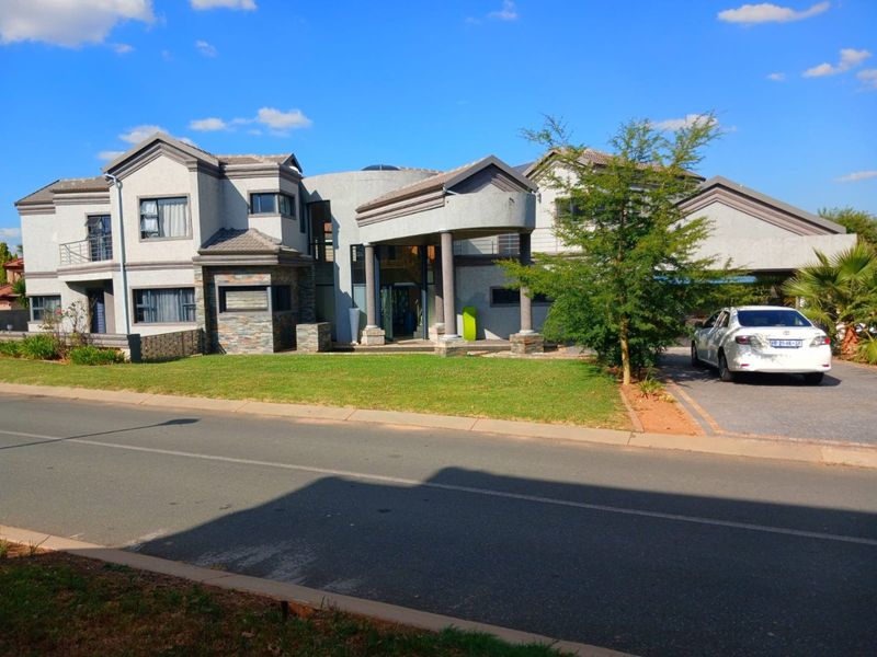 Exquisite 6-Bedroom Luxury Residence  - Photo 1