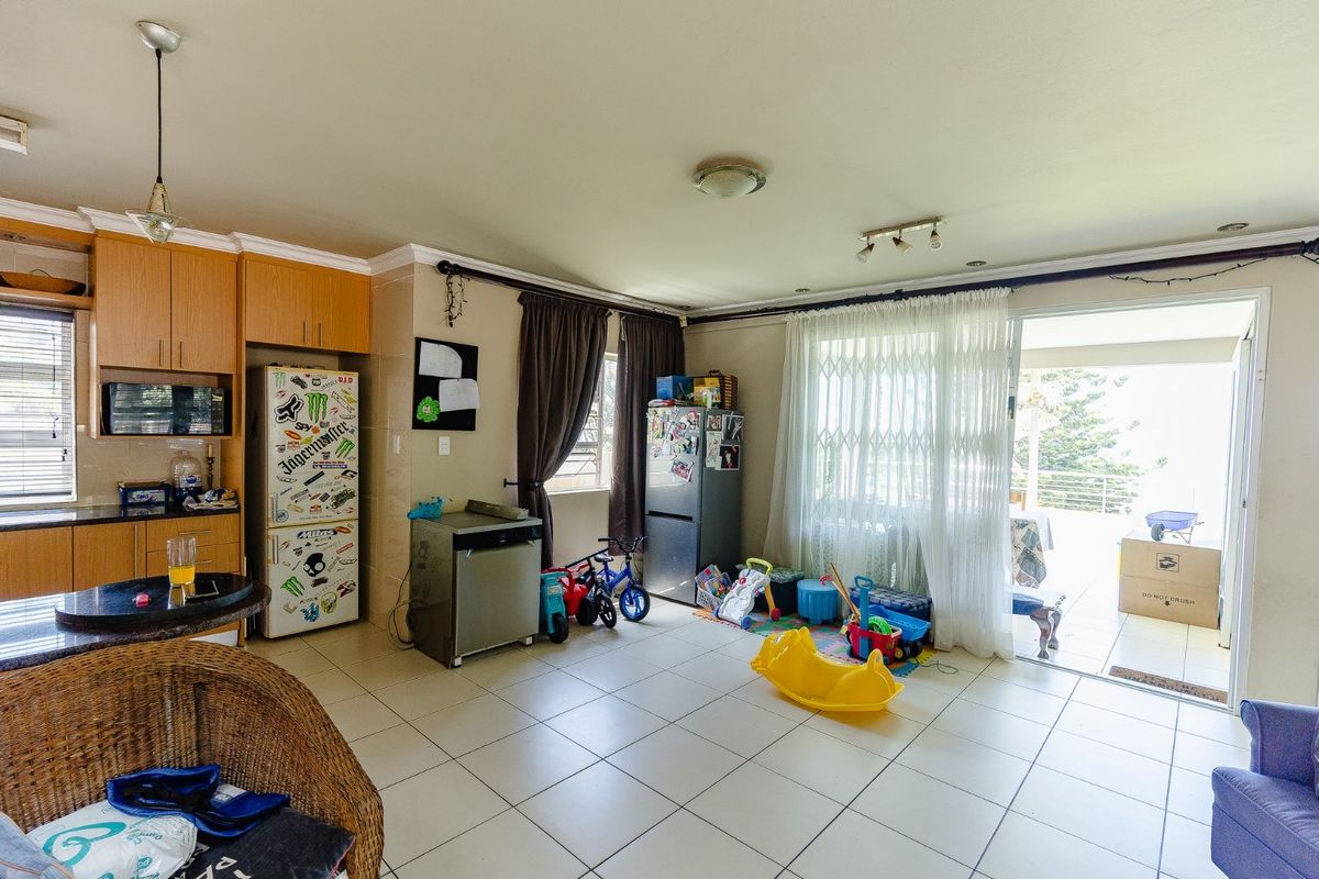 Townhouse for Sale — Double-Story with Stunning Sea Views - Photo 5