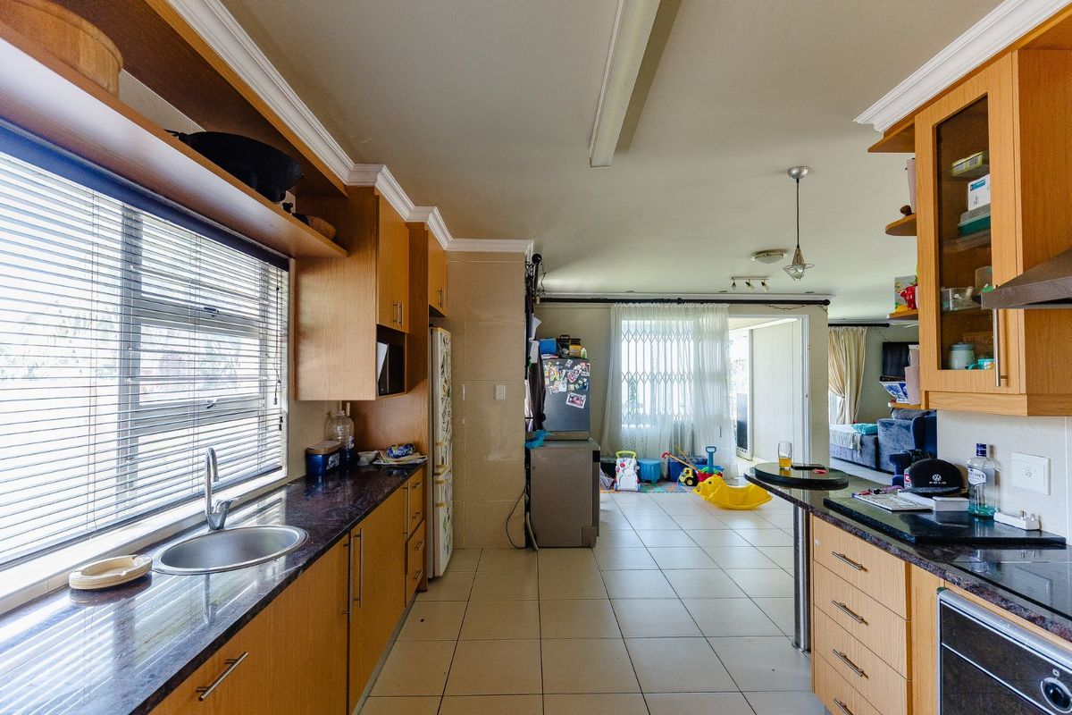 Townhouse for Sale — Double-Story with Stunning Sea Views - Photo 4