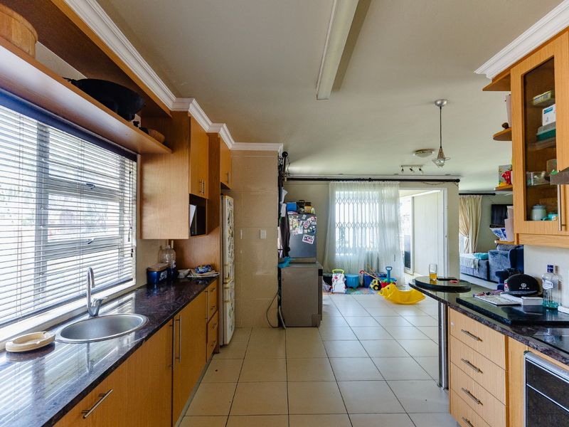 Townhouse for Sale — Double-Story with Stunning Sea Views - Photo 4