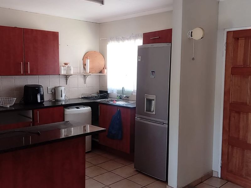 Secure & Spacious Family Home To Let - Photo 8