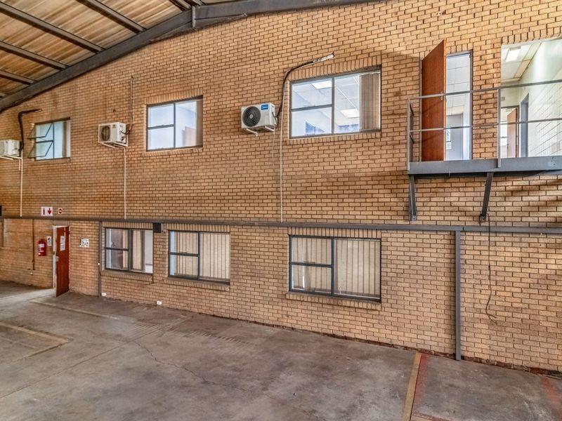 Prime Industrial Warehouse To Let in Meadowdale, Germiston - Photo 4