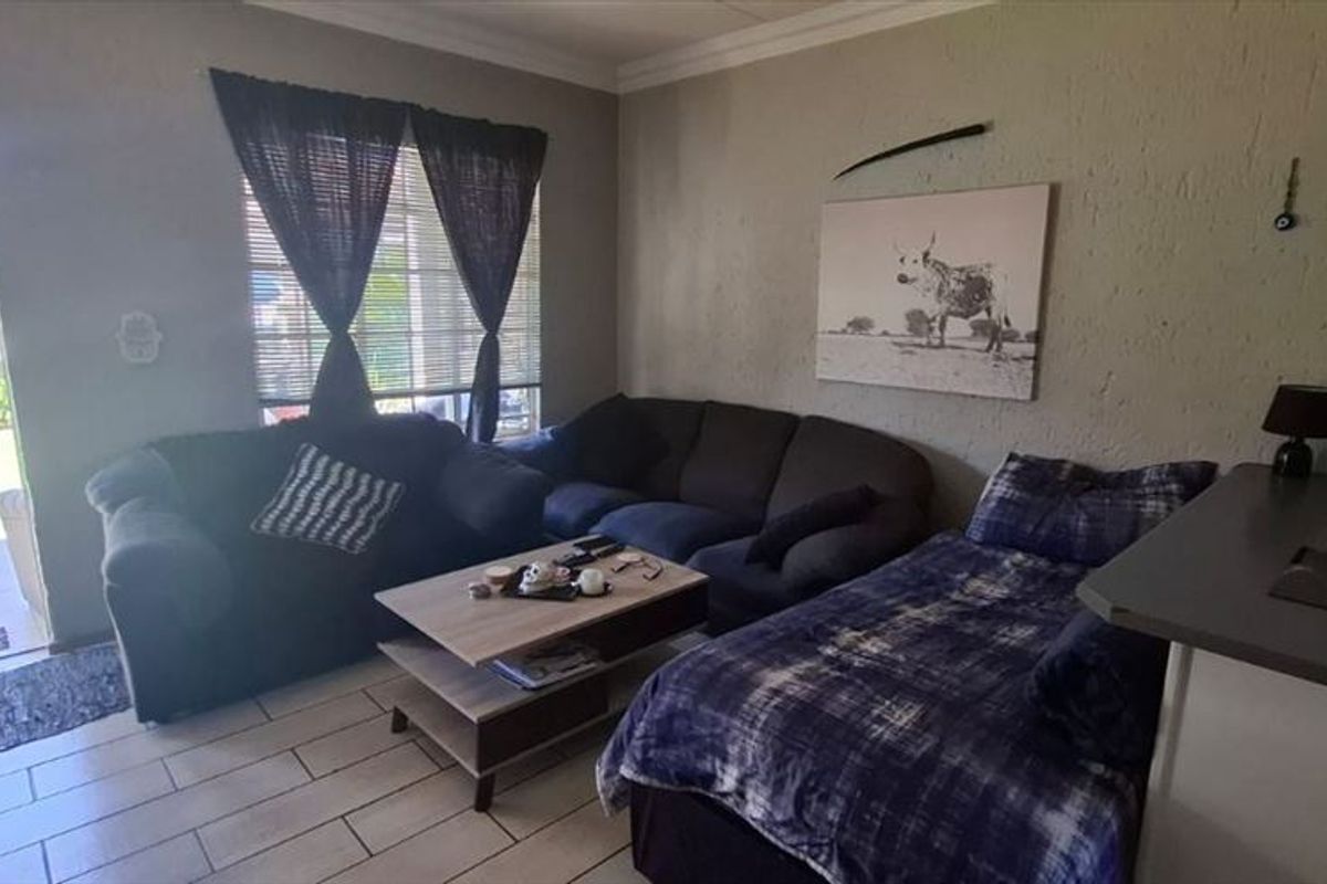 Modern 2 Bedroom Home with Pool and Carport - Photo 2