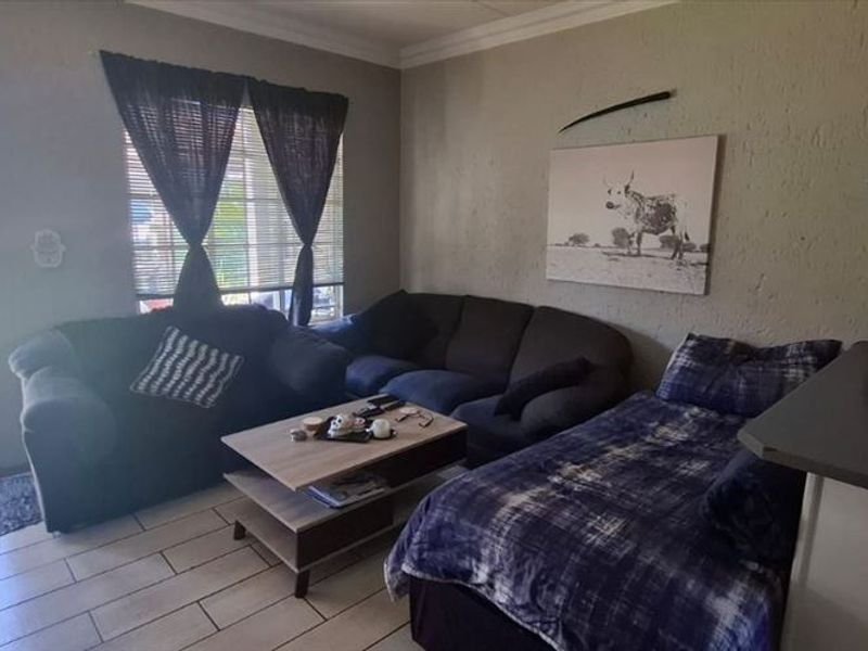 Modern 2 Bedroom Home with Pool and Carport - Photo 2