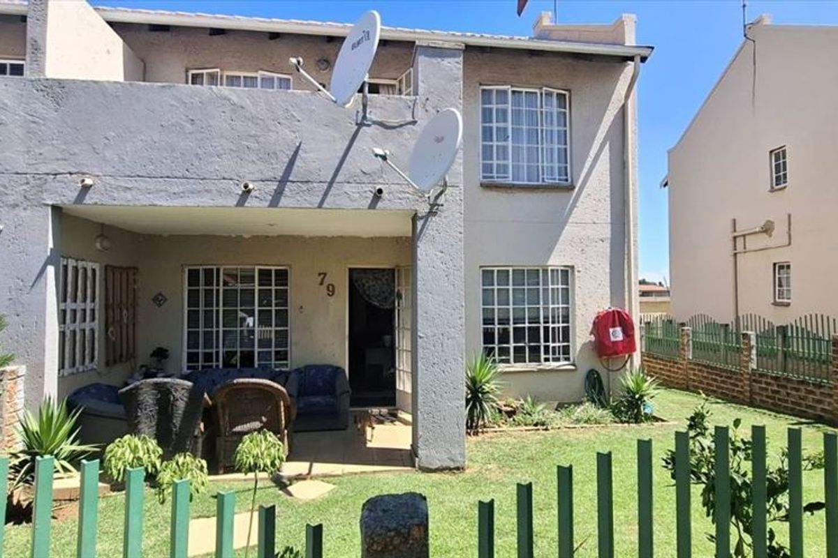 Modern 2 Bedroom Home with Pool and Carport - Photo 3