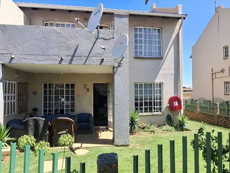 Modern 2 Bedroom Home with Pool and Carport - Photo 3