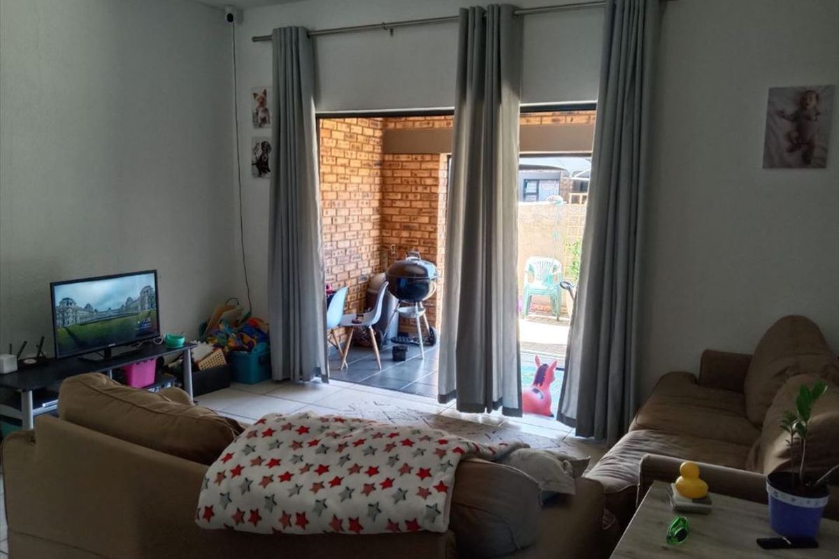 Spacious 3-Bedroom Family Home with En-Suite and Carport - Photo 2