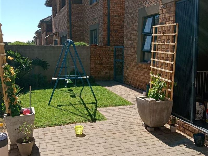 Spacious 3-Bedroom Family Home with En-Suite and Carport - Photo 3