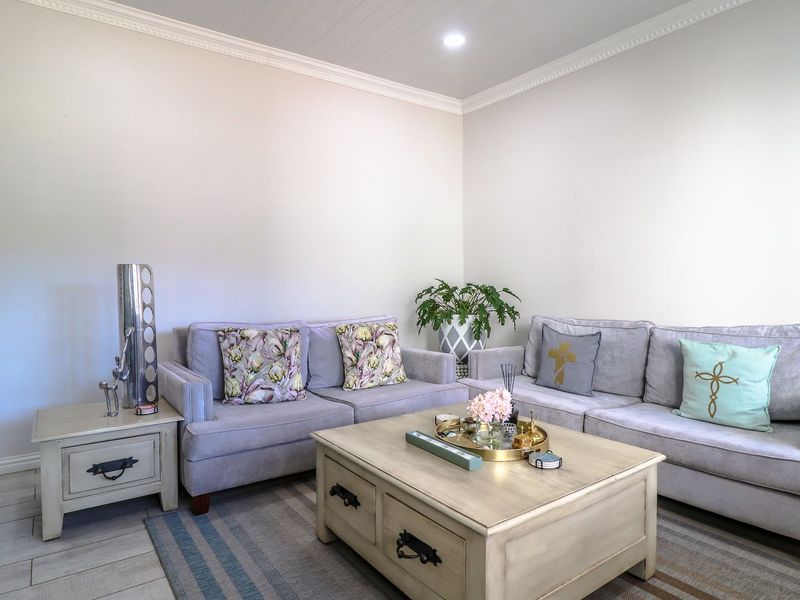 Modern Family Retreat with Exceptional Features and Ample Space - Photo 7