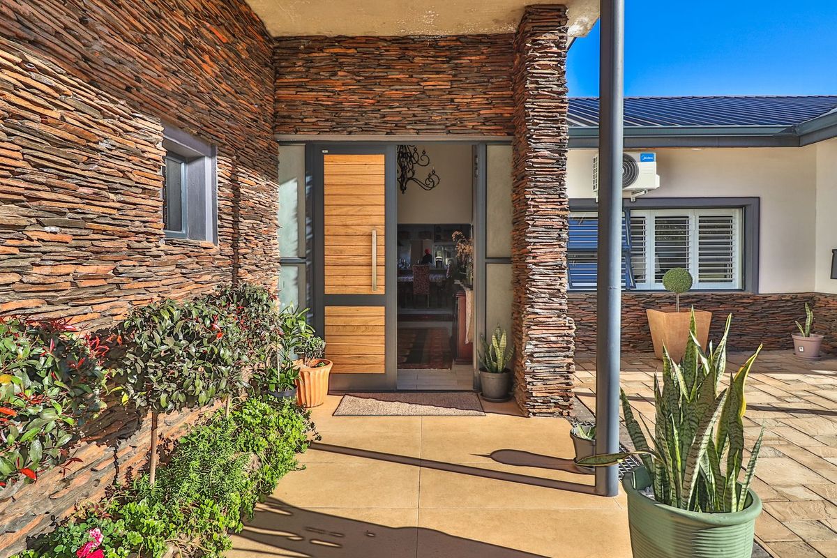 Modern Family Retreat with Exceptional Features and Ample Space - Photo 4