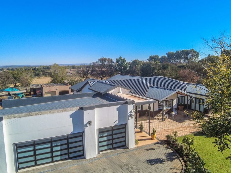 Modern Family Retreat with Exceptional Features and Ample Space - Photo 2