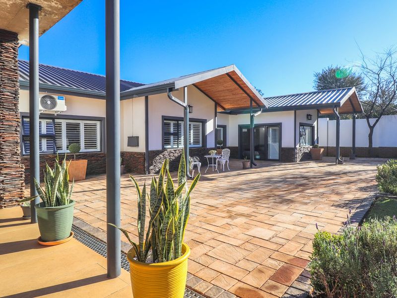 Modern Family Retreat with Exceptional Features and Ample Space - Photo 3