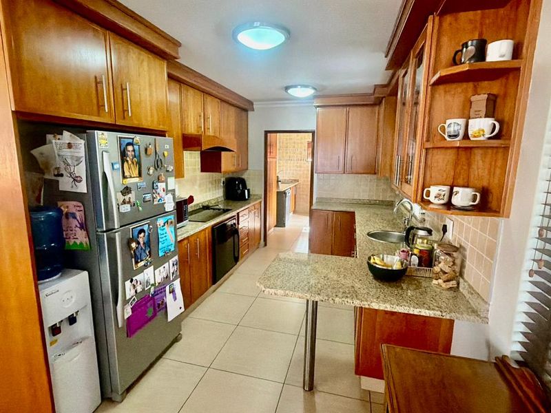 Elegant 3-Bedroom Home in Exclusive Security Estate - Photo 9