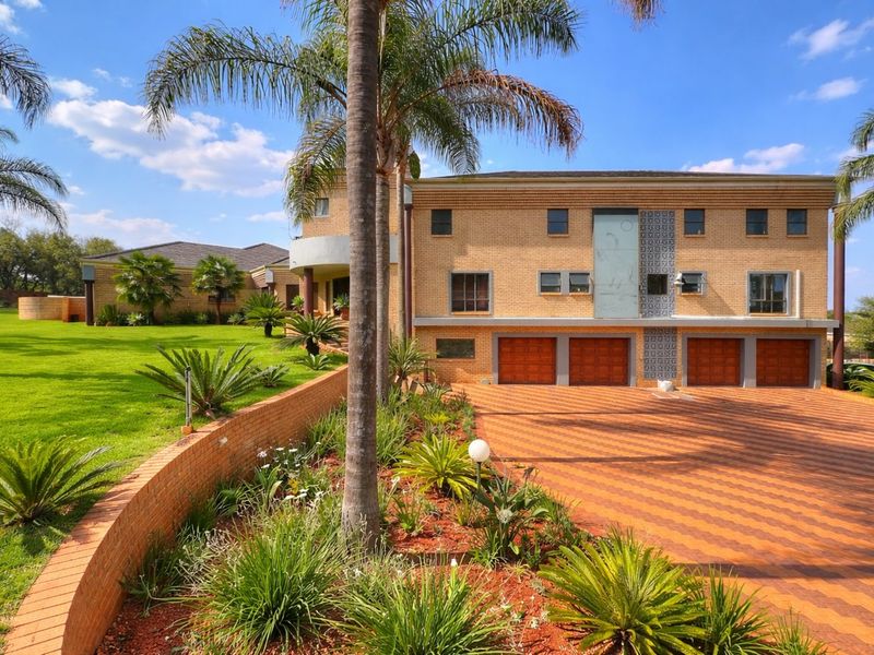 Exceptional Value – Designer family  home of space and sophistication on 1.3 Hectares in sought after Estate, Mooikloof Equestrian Estate - Photo 3