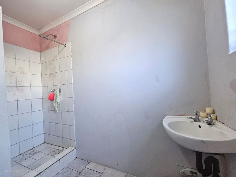 A comfortable 3 bedroom house with a large land for improvements in a suburb with beautiful sea view - Photo 5