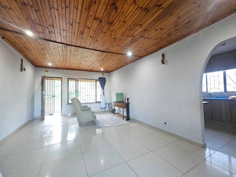 A comfortable 3 bedroom house with a large land for improvements in a suburb with beautiful sea view - Photo 10