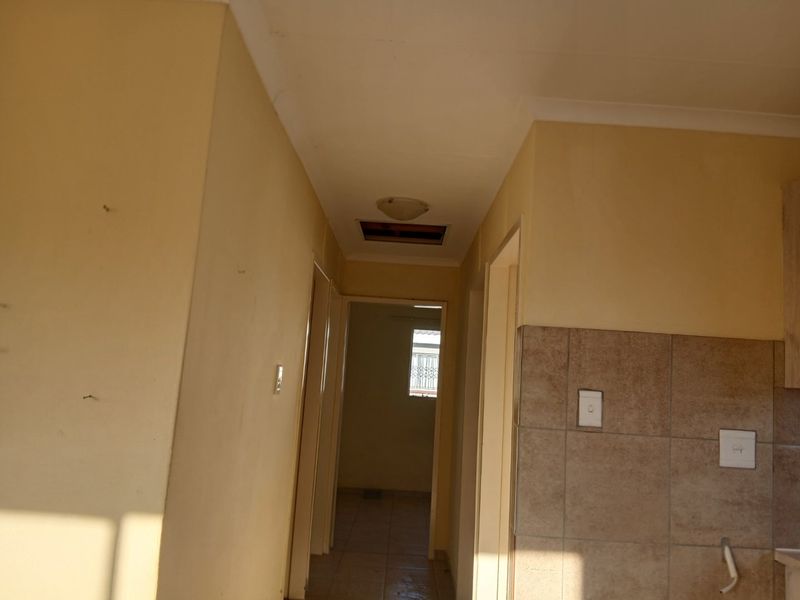 Fresh start in Platinum Village - Move in Ready & Waiting for You! - Photo 8