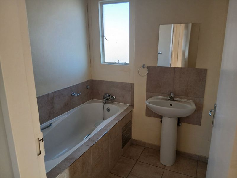 Fresh start in Platinum Village - Move in Ready & Waiting for You! - Photo 7