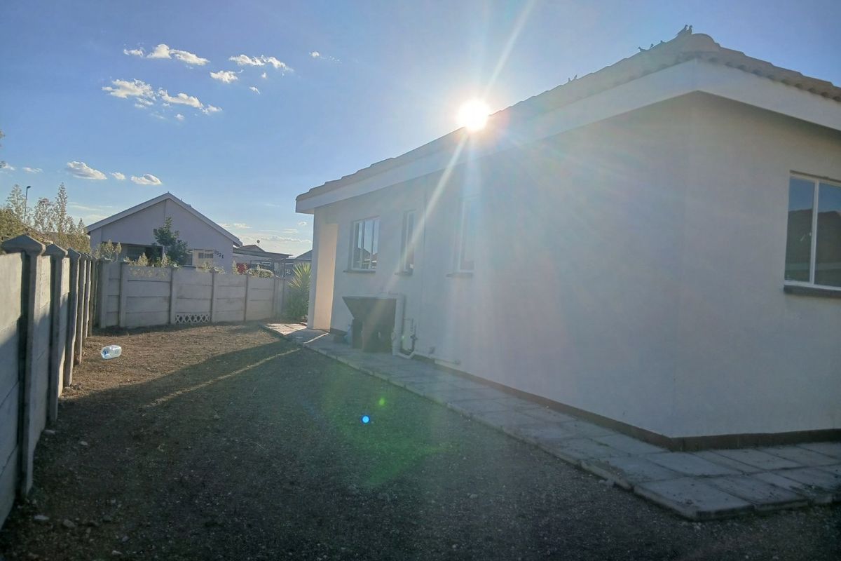 Fresh start in Platinum Village - Move in Ready & Waiting for You! - Photo 3