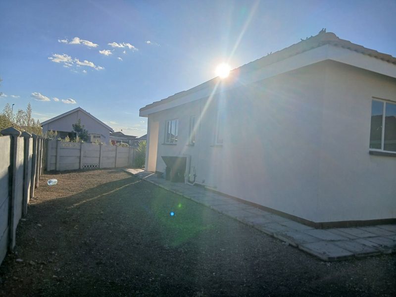 Fresh start in Platinum Village - Move in Ready & Waiting for You! - Photo 3