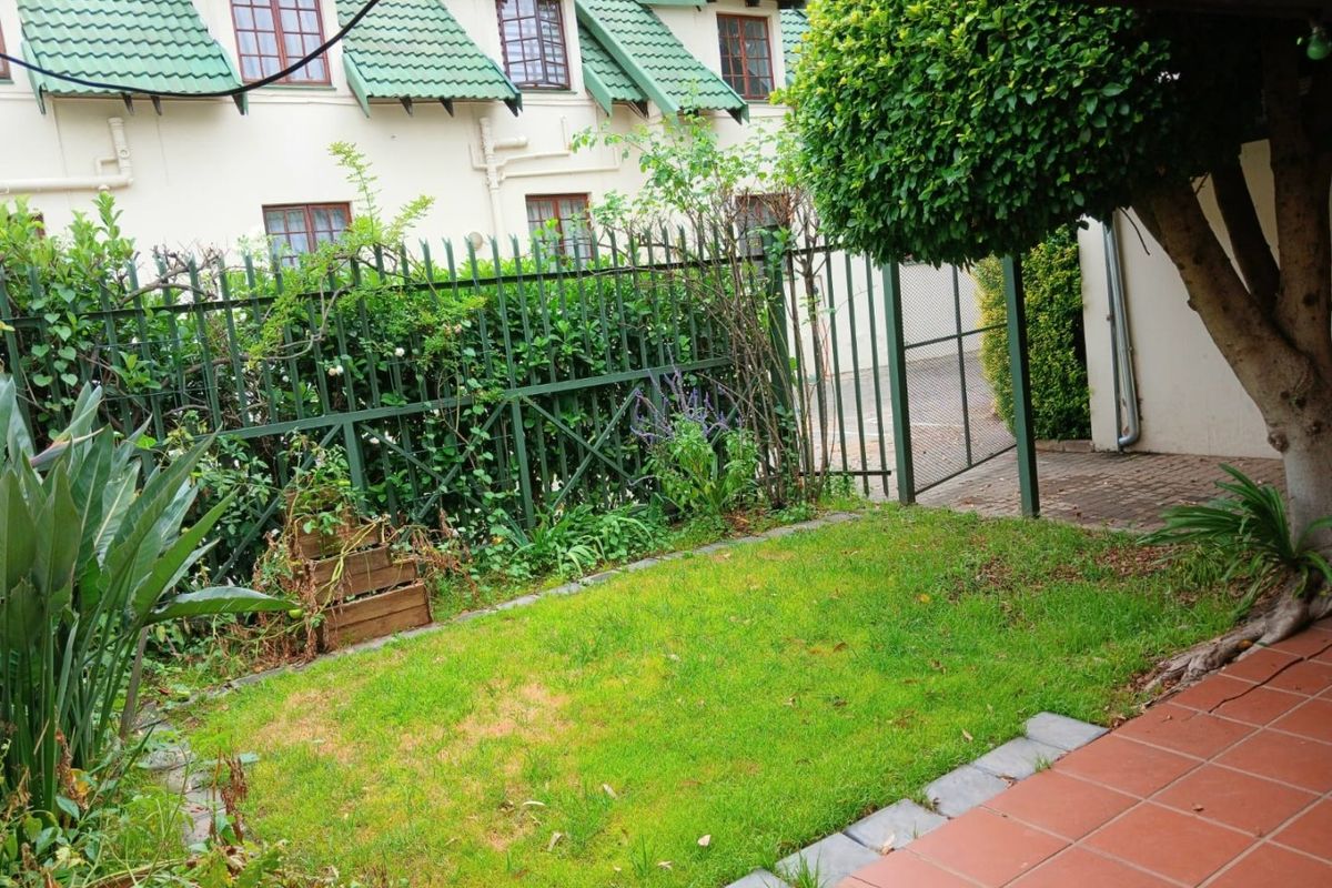 Three Bedroom Townhouse with a Private Garden - Photo 3