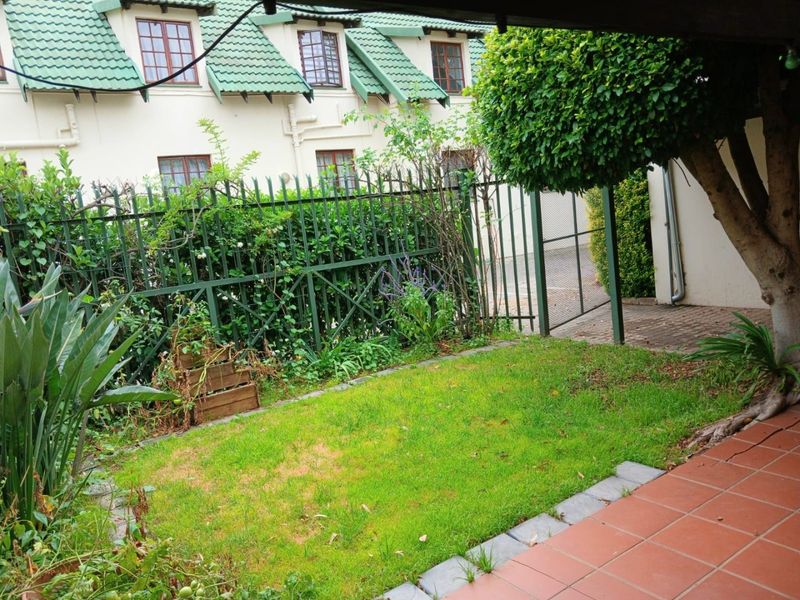 Three Bedroom Townhouse with a Private Garden - Photo 3