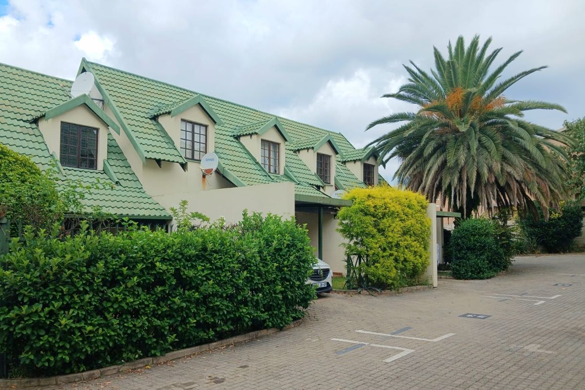 Three Bedroom Townhouse with a Private Garden - Photo 4