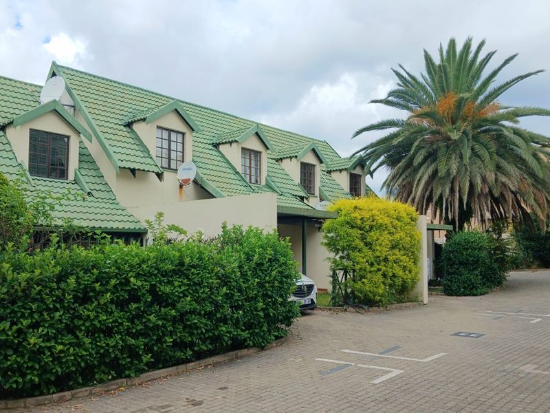 Three Bedroom Townhouse with a Private Garden - Photo 4