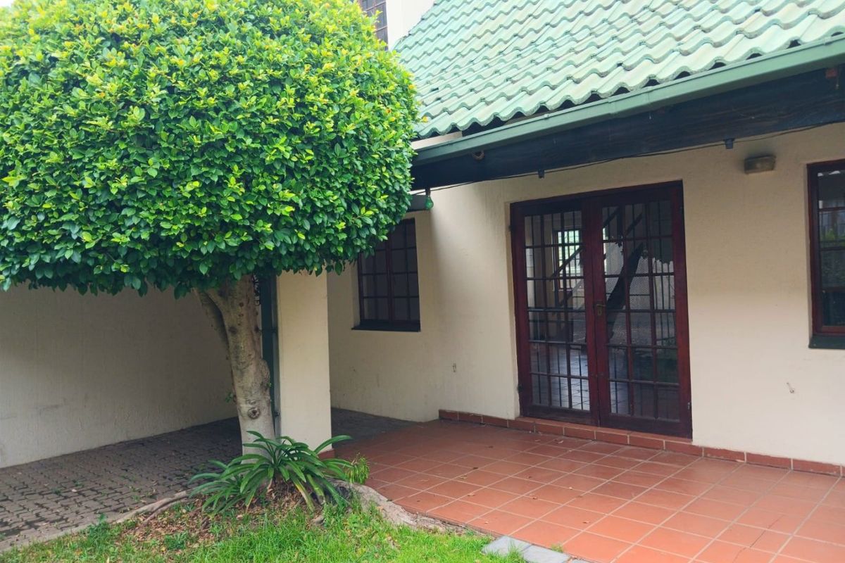 Three Bedroom Townhouse with a Private Garden - Photo 2