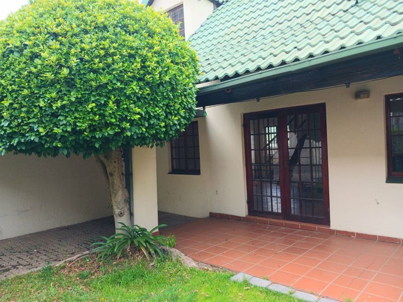 Three Bedroom Townhouse with a Private Garden - Photo 2