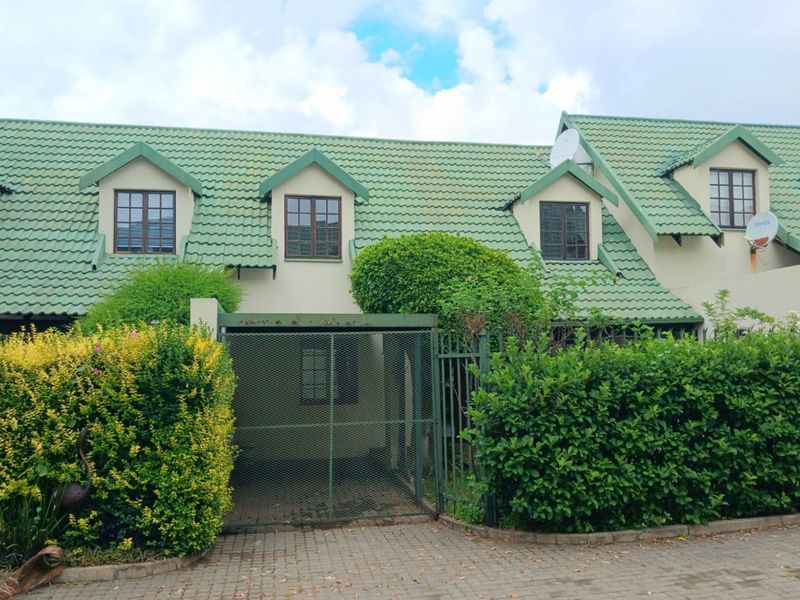 Three Bedroom Townhouse with a Private Garden - Photo 1