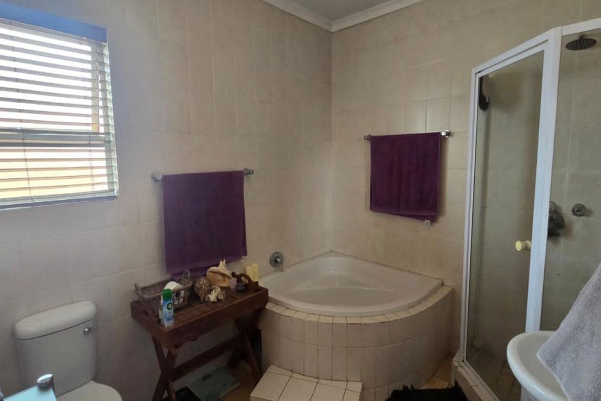 3 Bedroom House for Sale in Glen Marais - Photo 3