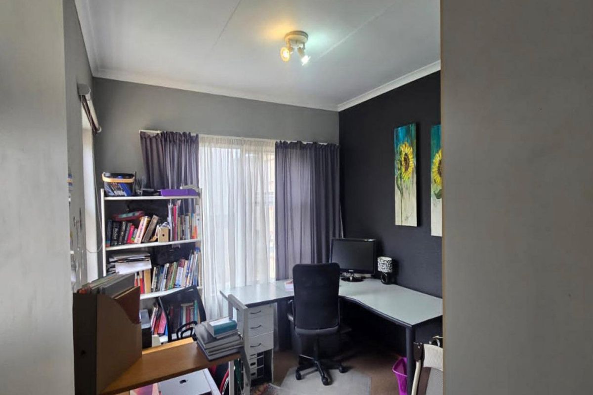 3 Bedroom House for Sale in Glen Marais - Photo 2