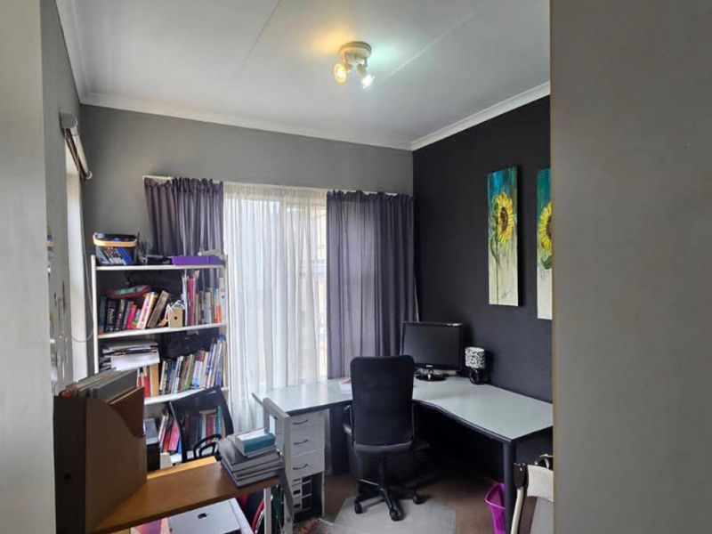 3 Bedroom House for Sale in Glen Marais - Photo 2