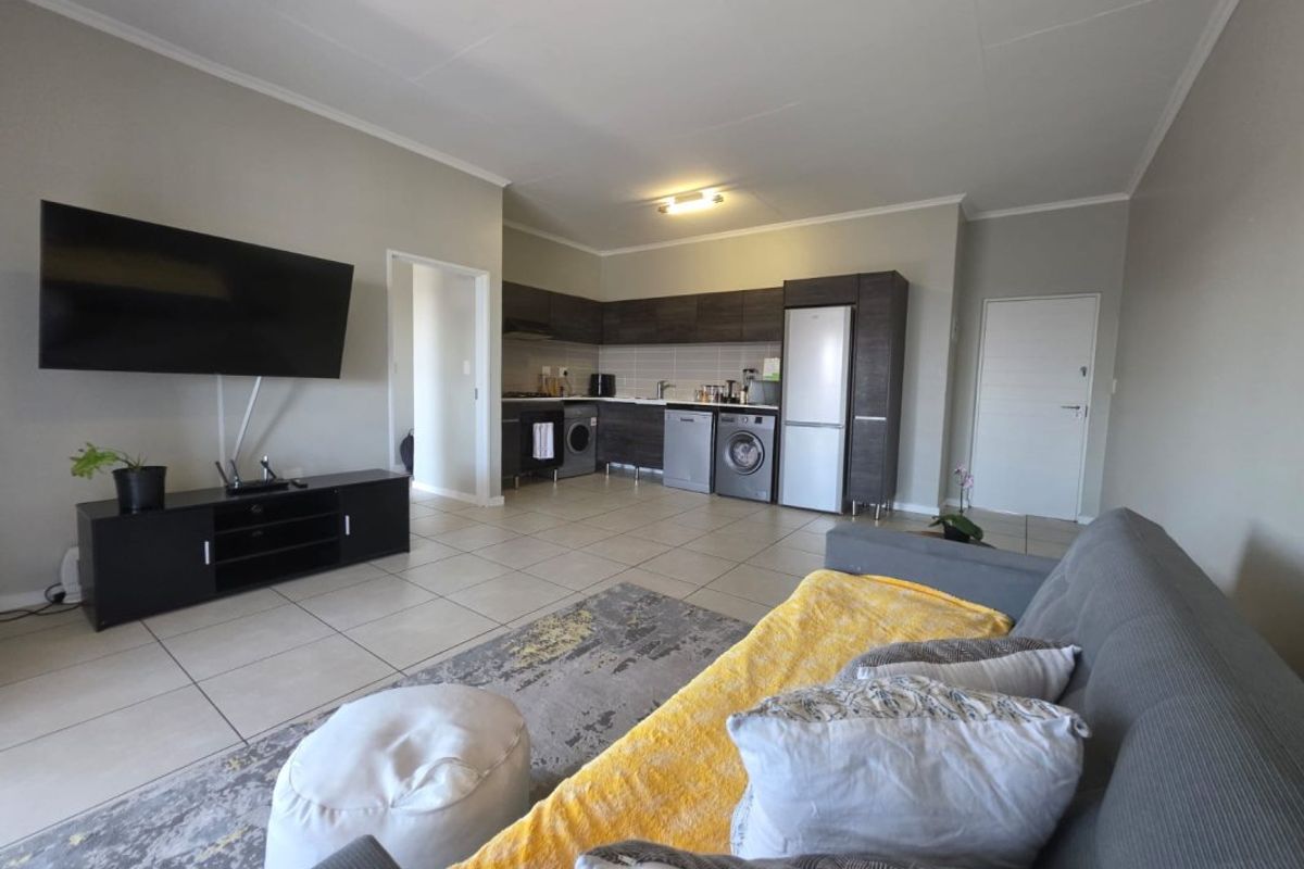 Bright and Modern Top-Floor Apartment with Expansive Balcony in a Sought-After Lifestyle Complex - Photo 2