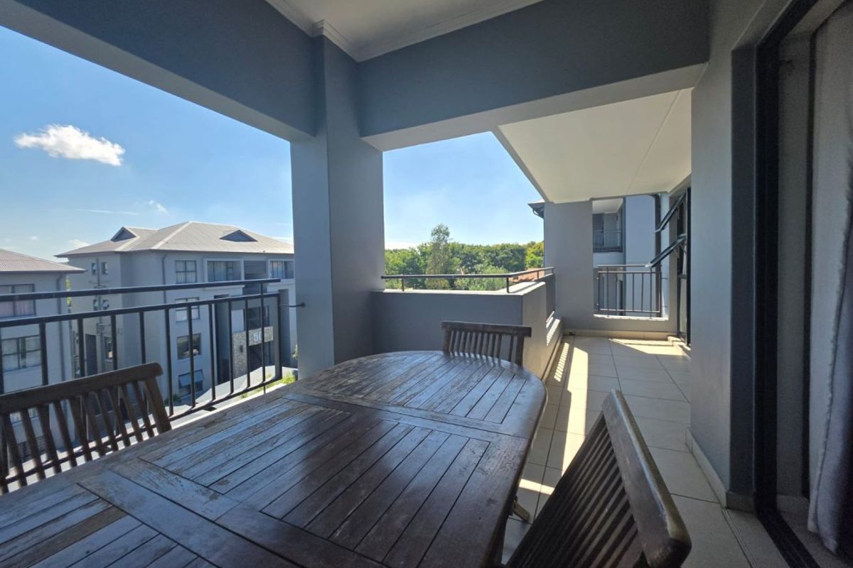 Bright and Modern Top-Floor Apartment with Expansive Balcony in a Sought-After Lifestyle Complex - Photo 5