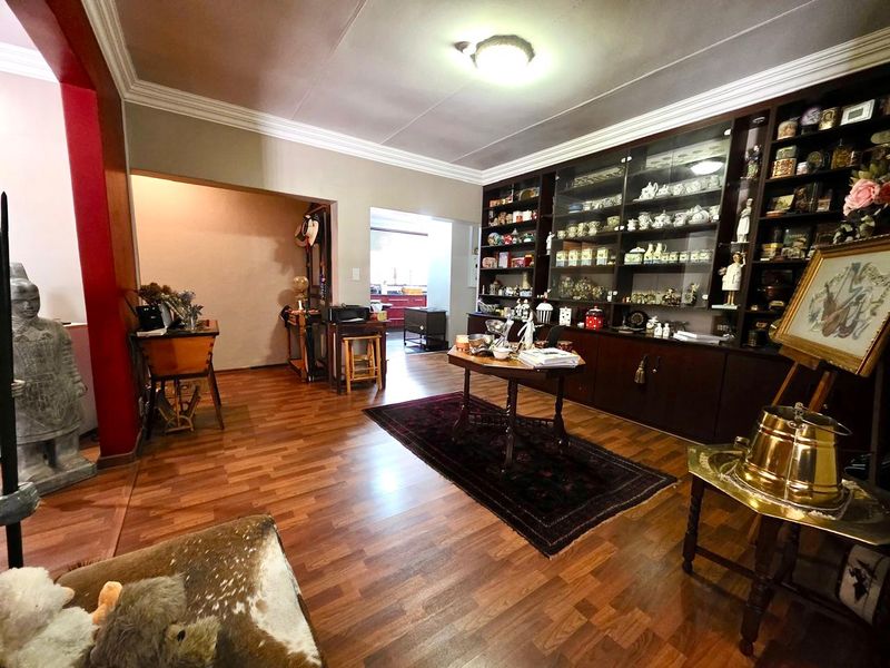 Elegant Family Living in the Heart of Wierda Park - Photo 5