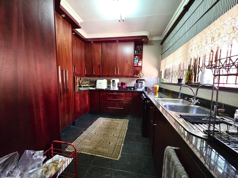 Elegant Family Living in the Heart of Wierda Park - Photo 9