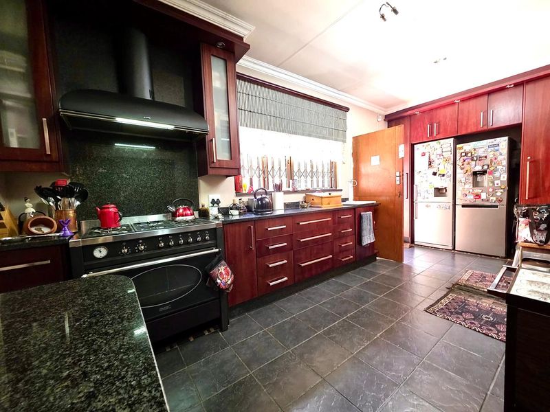 Elegant Family Living in the Heart of Wierda Park - Photo 8